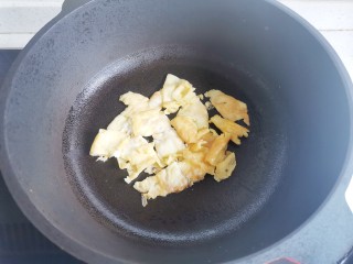 鸡蛋炖豆腐,铲碎。