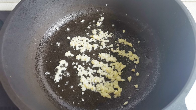 鸡蛋炖豆腐,锅中热油，爆香大蒜。