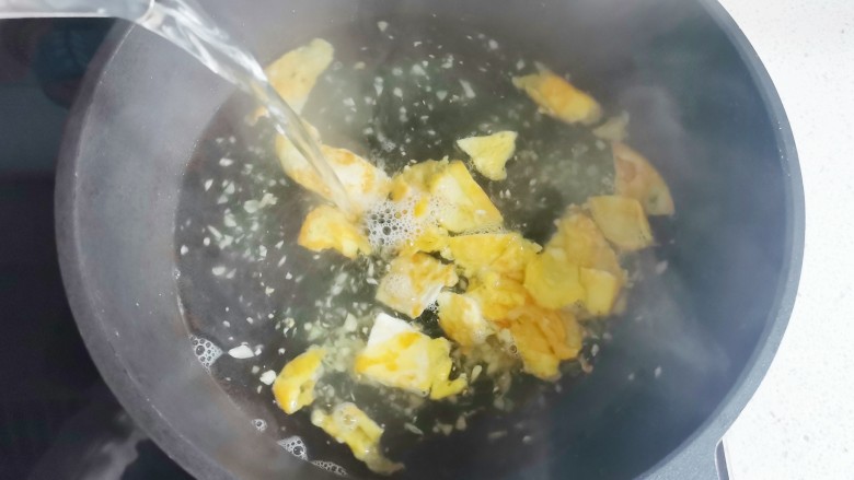 鸡蛋炖豆腐,倒入开水。