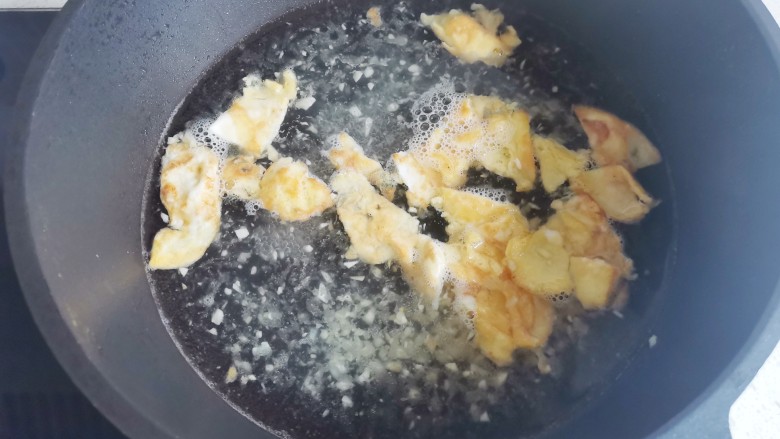 鸡蛋炖豆腐,煮至汤色变白。