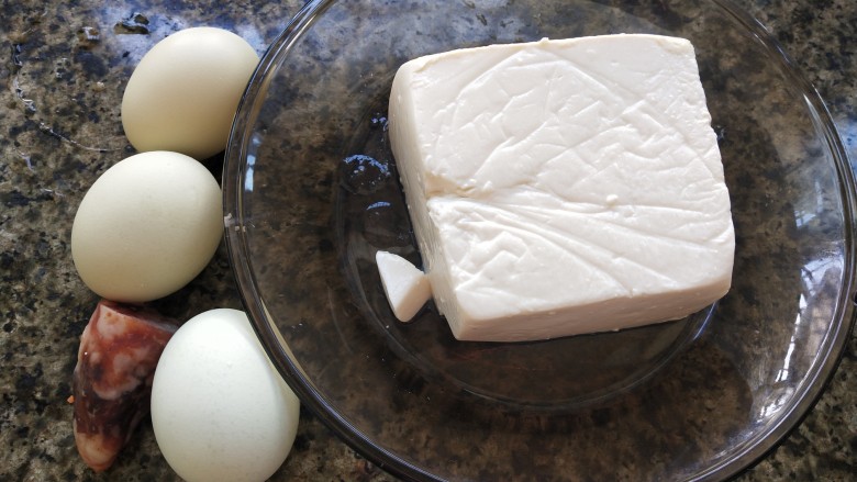 鸡蛋炖豆腐,先准备好食材