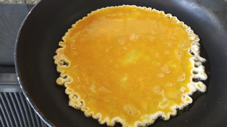 鸡蛋炖豆腐,锅里放油烧热，把鸡蛋液倒入锅中