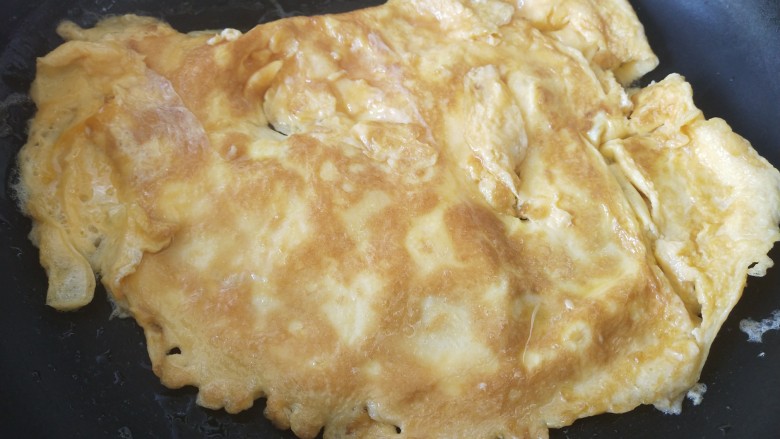 鸡蛋炖豆腐,再翻面煎成稍厚的蛋皮