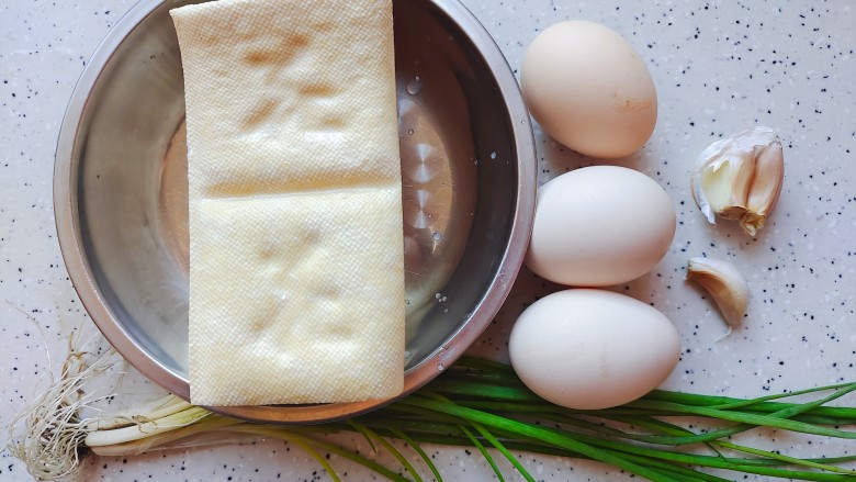 鸡蛋炖豆腐,首先我们准备好所有食材