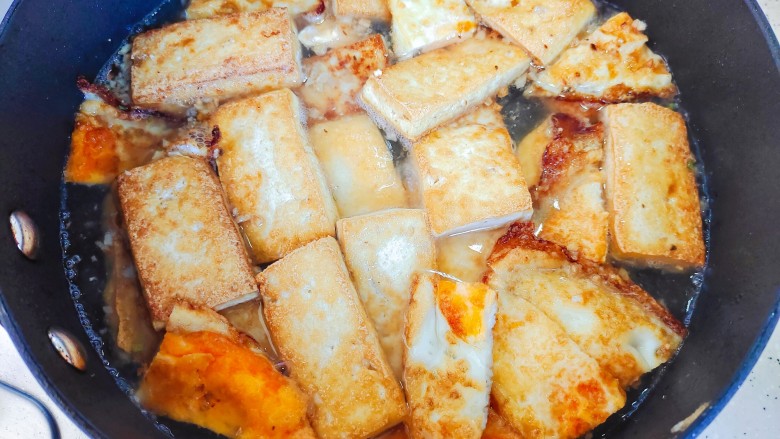 鸡蛋炖豆腐,加入豆腐和鸡蛋，翻炒均匀之后加入适量热开水（水量不要没过食材）