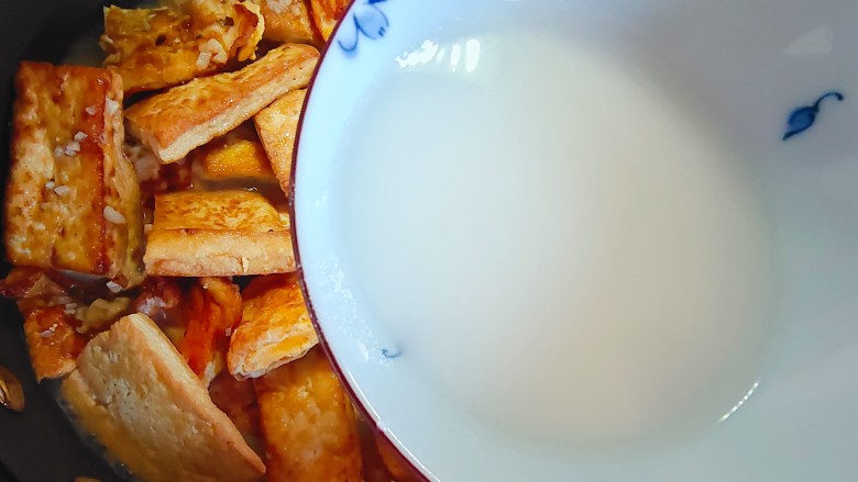 鸡蛋炖豆腐,加小半碗淀粉水