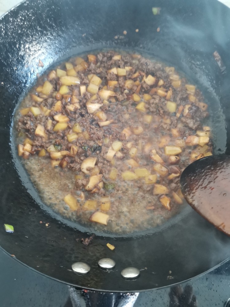牛肉粒盖浇饭,加入水，小火炖煮熟透