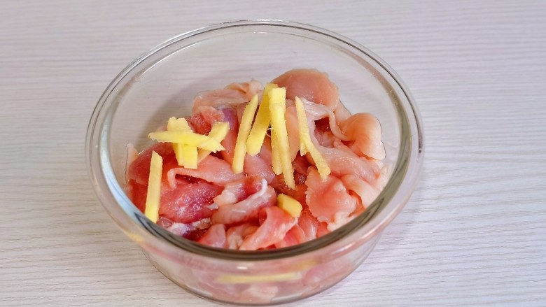 黄瓜炒肉片,肉片放入碗中，加入切好的姜丝。