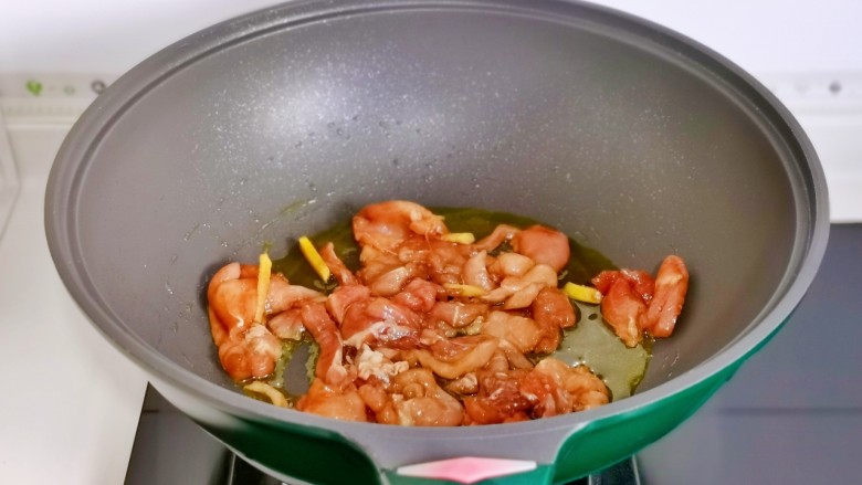 黄瓜炒肉片,起油锅，倒入腌制好的肉片，翻炒变色，加入一勺水。