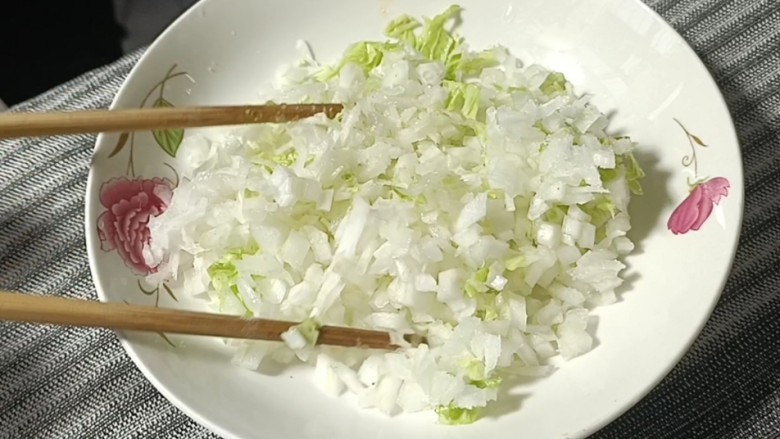白菜卷肉,梗切碎后加盐，拌匀腌制备用