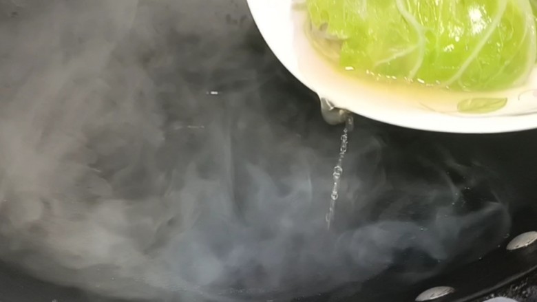 白菜卷肉,取出蒸好的白菜肉卷，将汤汁沥入干净的锅中