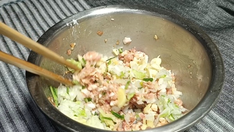 白菜卷肉,加入肉末中，加入挤干水分的白菜梗