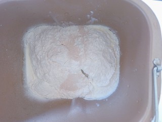 淡奶油小餐包,把全部食材都加入到面包机中，先加液体，再加粉类
