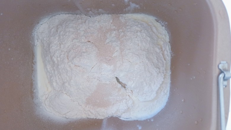 淡奶油小餐包,把全部食材都加入到面包机中，先加液体，再加粉类