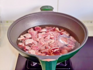 红酒炖羊肉,羊肉块冷水下锅，加入1勺料酒。