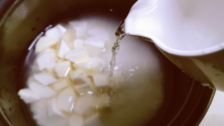 芋头粥,加入适合家人量的清水。