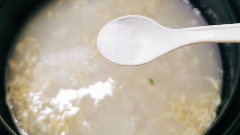 芋头粥,按自己口味添加盐调味。