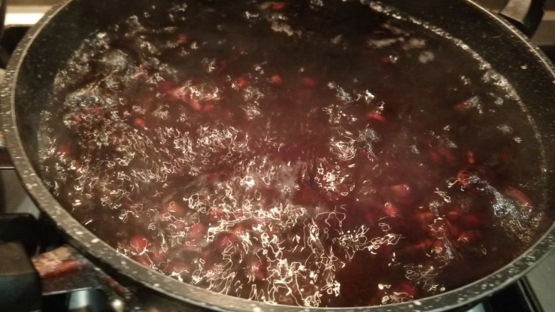 芋头粥,加入适量水放入红豆煮40分钟左右