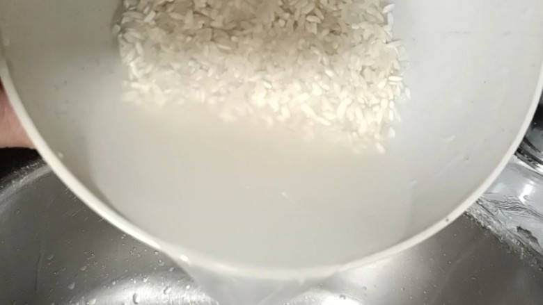 芋头粥,米洗净滤干