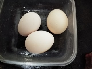 鸡蛋炖豆腐,鸡蛋三个