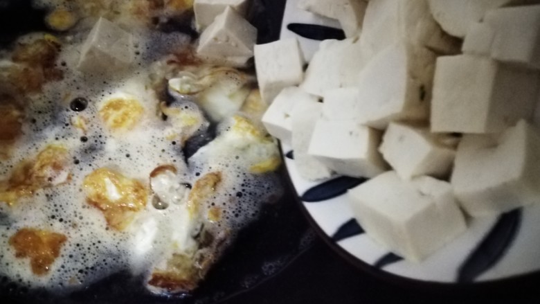 鸡蛋炖豆腐,又加入豆腐