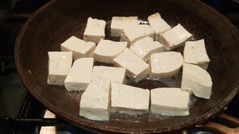 鸡蛋炖豆腐,平底锅放入适量的油，放入豆腐，兼职两面金黄即可。