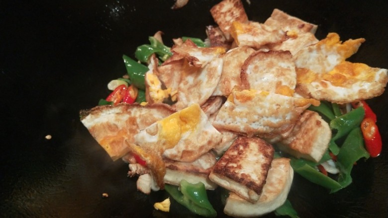 鸡蛋炖豆腐,倒入煎好的豆腐和鸡蛋块儿。