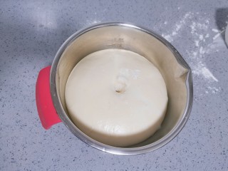 淡奶油小餐包,体积明显，中间戳个洞按压不回缩