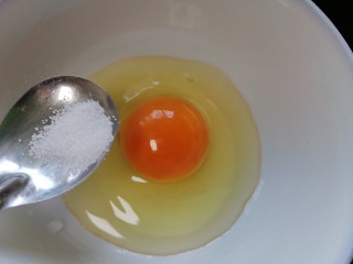 鸡蛋炖豆腐,鸡蛋磕入碗中加入少许盐调味