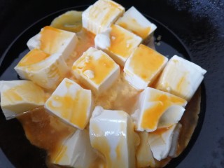鸡蛋炖豆腐,倒入蛋液