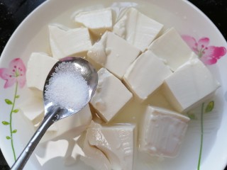 鸡蛋炖豆腐,用盐水浸泡一会豆腐去除豆腥