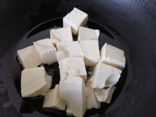 鸡蛋炖豆腐,锅内放油烧热放入豆腐煎一下