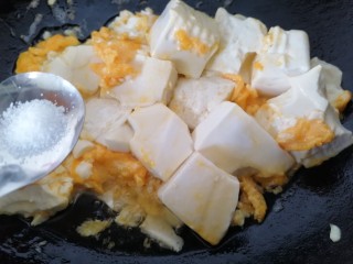鸡蛋炖豆腐,加入少许盐调味