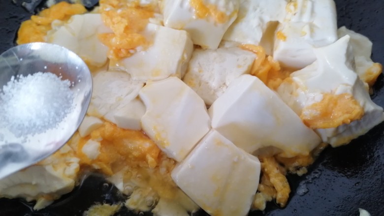鸡蛋炖豆腐,加入少许盐调味