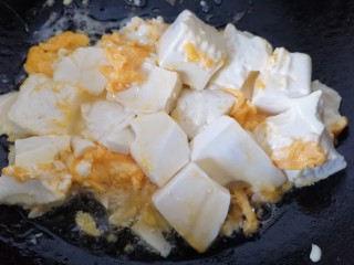 鸡蛋炖豆腐,让豆腐裹上一层蛋液
