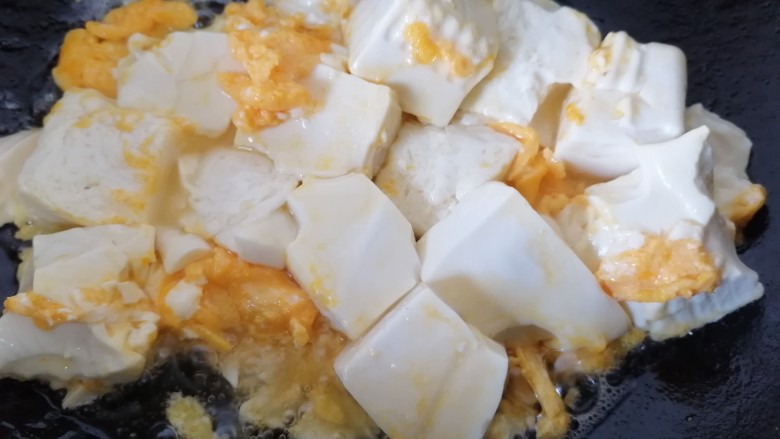 鸡蛋炖豆腐,让豆腐裹上一层蛋液
