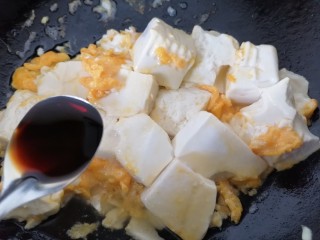 鸡蛋炖豆腐,加入一勺生抽提鲜