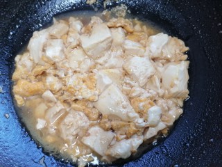 鸡蛋炖豆腐,炖至入味即可出锅