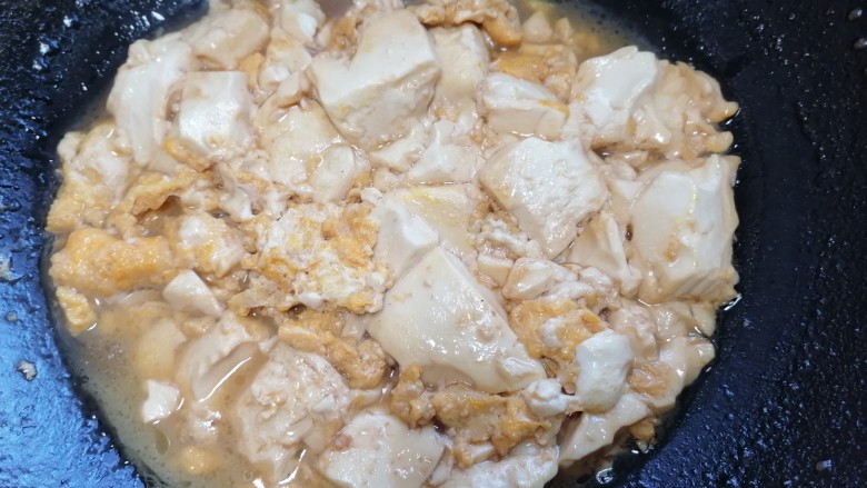 鸡蛋炖豆腐,炖至入味即可出锅