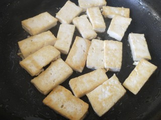 排骨卤豆腐,煎至金黄时再翻面，两面都煎至金黄