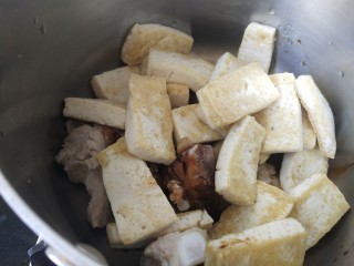 排骨卤豆腐,把煎好的豆腐也放入奶锅