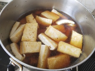 排骨卤豆腐,加入适量清水烧开后，小火焖烧30分钟