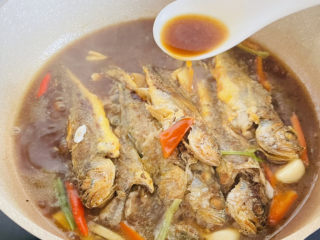鲜美的红烧小黄鱼,大火烧开后，开盖烧，用小勺不停的往鱼身上浇汤汁，去腥。