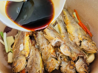 鲜美的红烧小黄鱼,加入之前调好的调料。