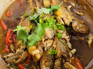 鲜美的红烧小黄鱼,烧至汤粘稠加入小葱和香叶点缀。