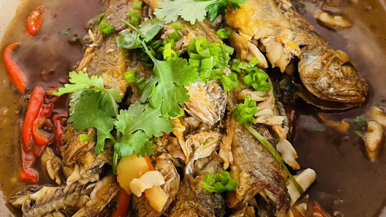 鲜美的红烧小黄鱼,烧至汤粘稠加入小葱和香叶点缀。