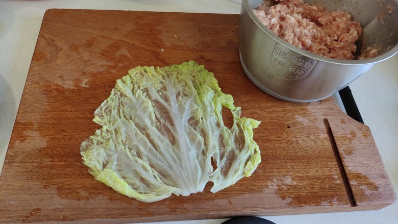 白菜卷肉,将白菜叶平铺在菜板上