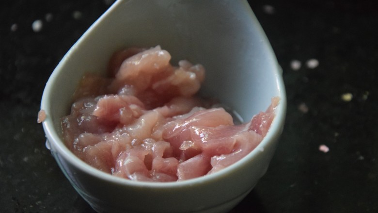 芋头粥,猪肉切块，加入食用小苏打和油抓匀，腌制十五分钟