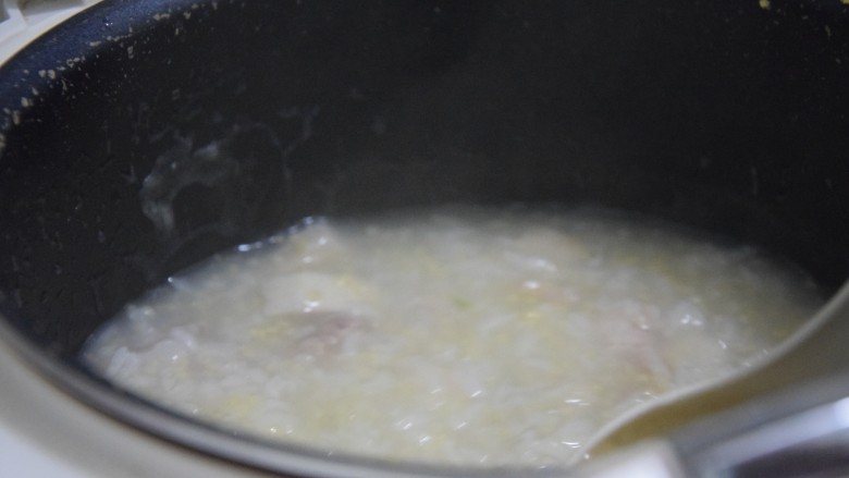 芋头粥,倒入猪肉焖煮十分钟左右