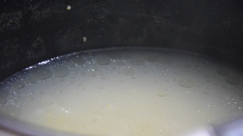 芋头粥,煮开的粥加入少许食用油一起煮出粥胶